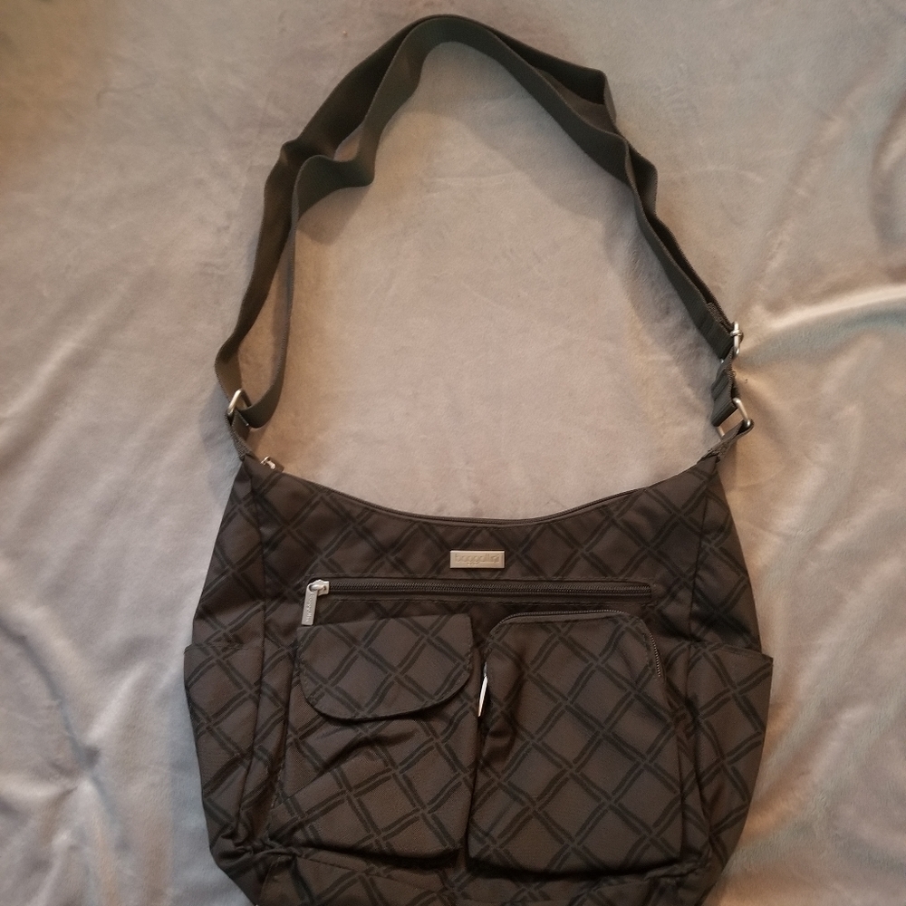 Baggallini Gray/Blk Diamond Pattern Crossbody - image 1